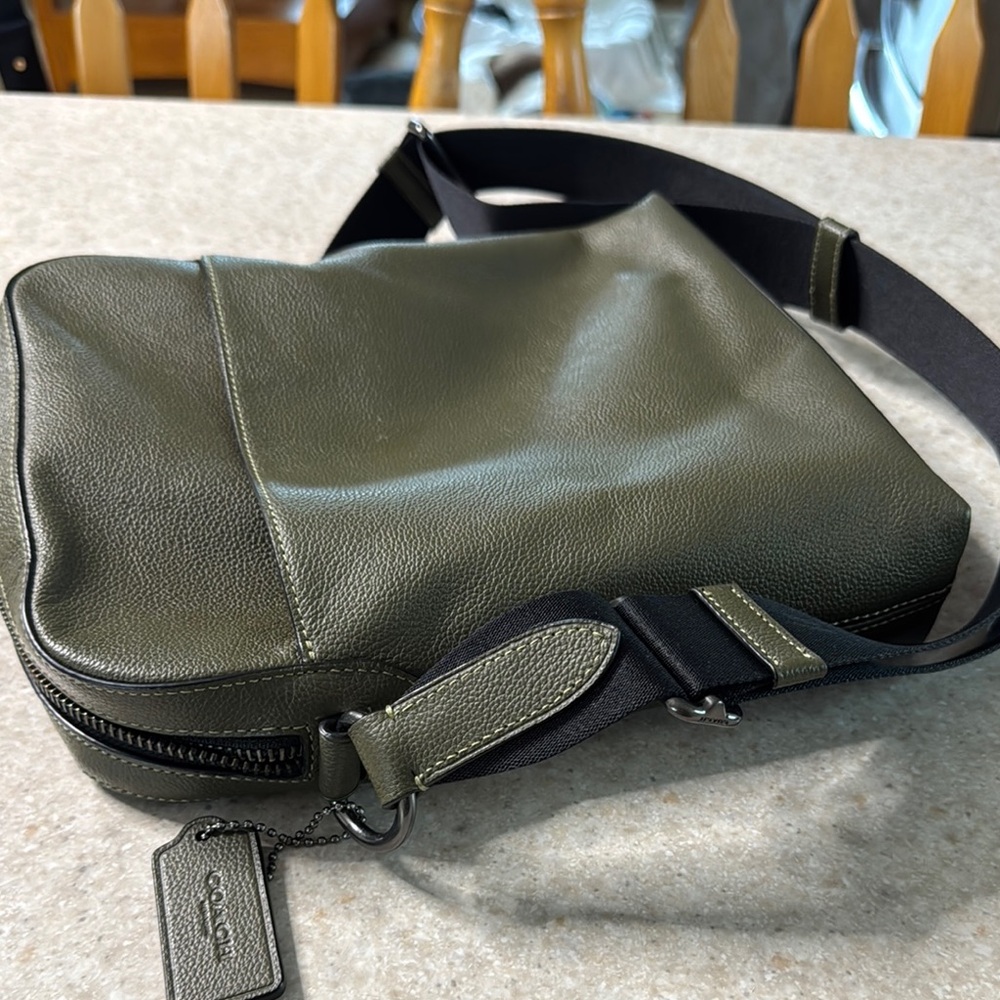 Coach Green Messenger Bag with Compact Design - Picture 2 of 3